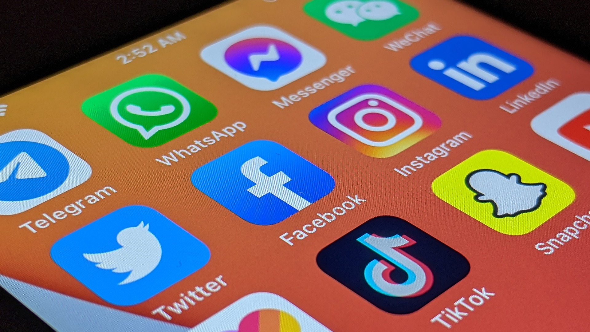 brinnerstudio_tilt_socialmedia
